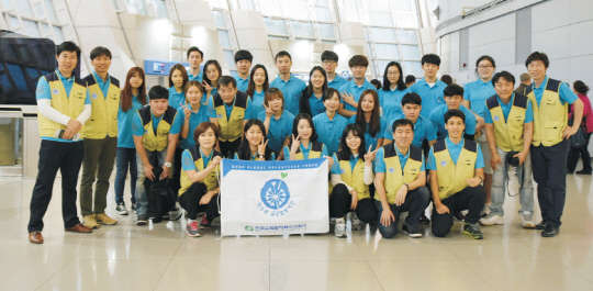 지난 10일 한국수력원자력·서울대 글로벌 봉사단이 베트남 봉사활동을 떠나기 전에 기념촬영을 하고 있다.  한국수력원자력 제공